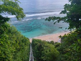 Tangga menuju Pantai Karma Kandara by Gmap