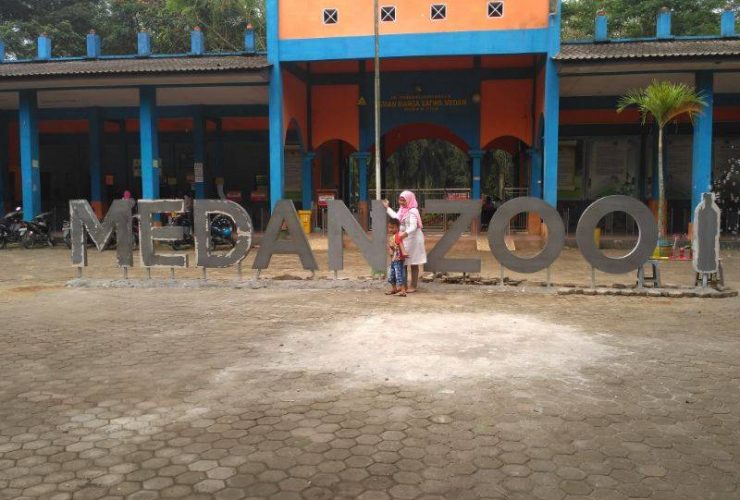 Pintu depan Kebun Binatang Medan Zoo Foto via Gmap