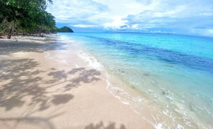 Indahnya Pantai di Pulau Abang Batam