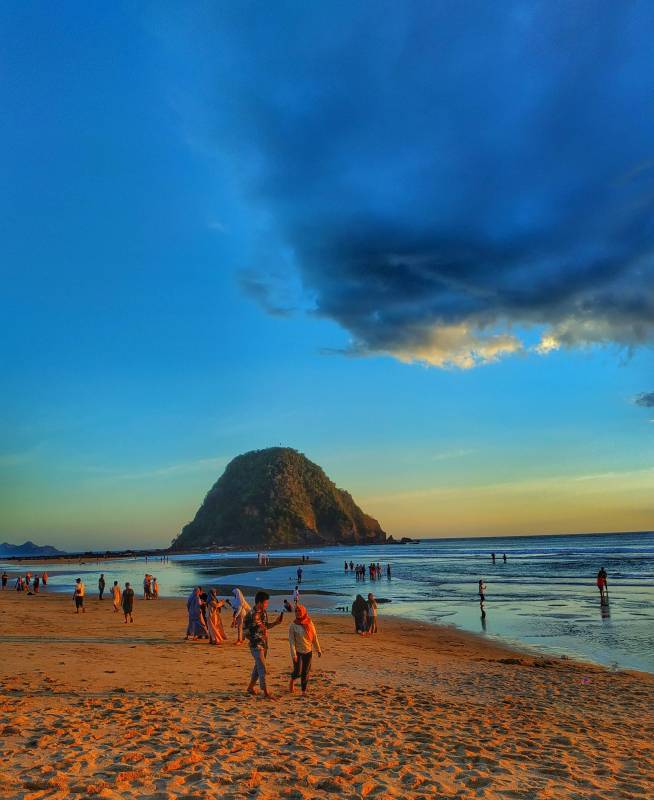 Indahnya Senja di Pantai Pulau Merah