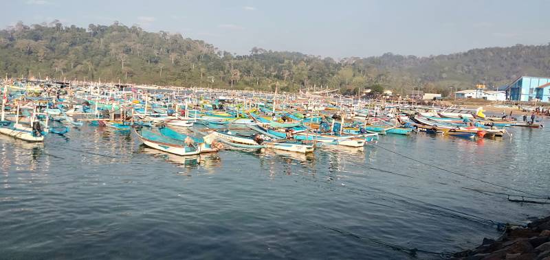 Kapal Nelayan Pantai Pulau Merah