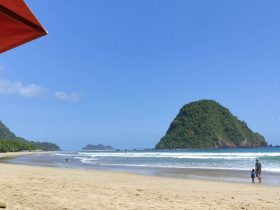 Pulau Kecil di Pantai Pulau Merah