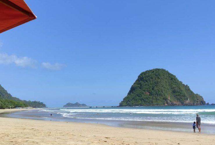 Pulau Kecil di Pantai Pulau Merah