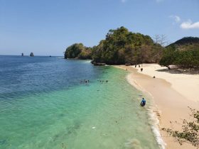 Pantai 3 Warna di Malang