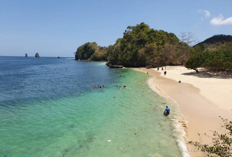 Pantai 3 Warna di Malang