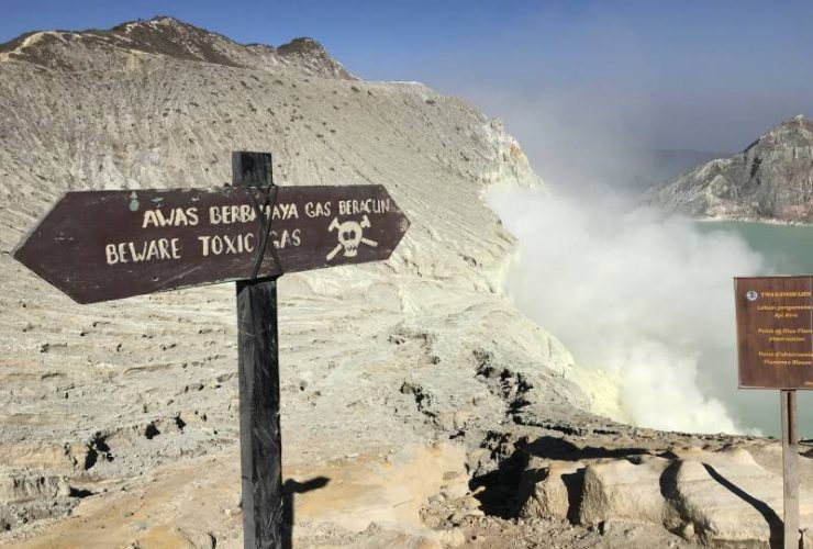 Petunjuk jalan di kawah ijen