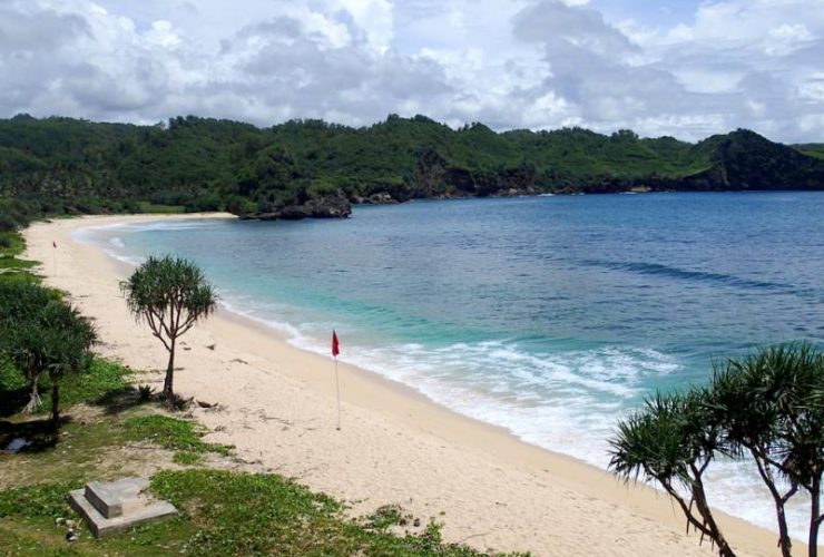 Pasir putih pantai Srau