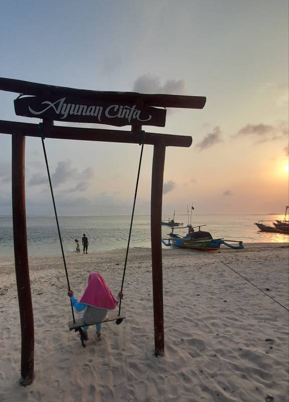 Menikmati Senja di Pantai Ujung Genteng