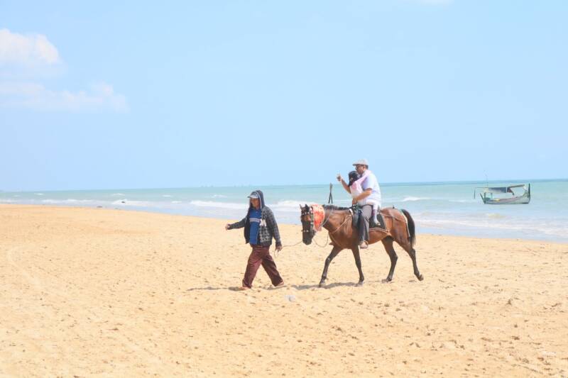 Berkuda di Pantai Lombang Madura