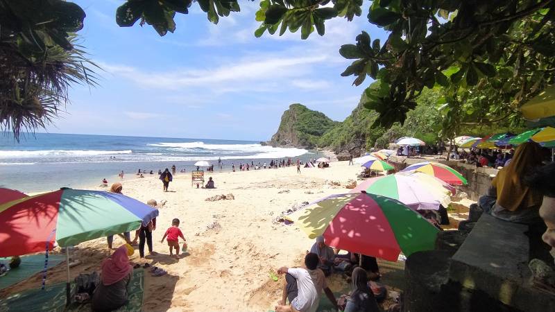 Menikmati Pantai Nguyahan di bawah pohon