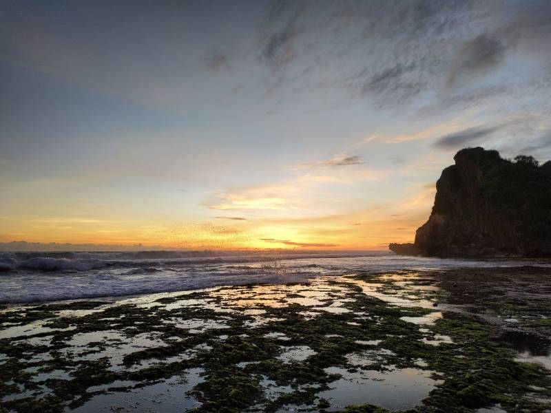 Susunan Batu Karang di Tepi Pantai Nguyahan