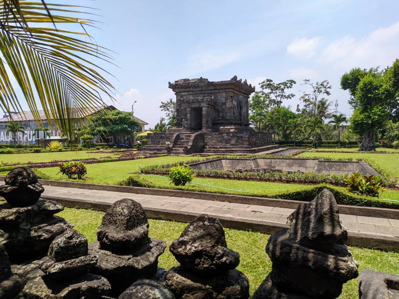 Lingkungan Candi Badut