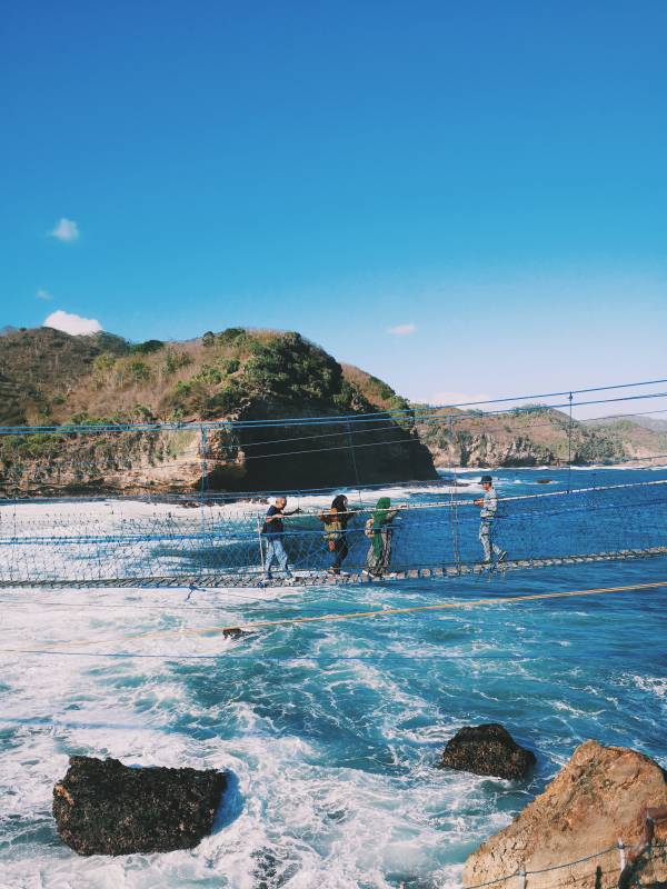 Menyeberangi jembatan pantai timang