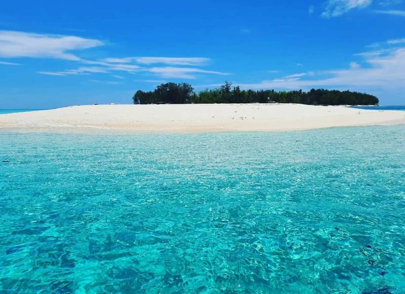 Pasir Putih di Pantai Pulau Lajukang