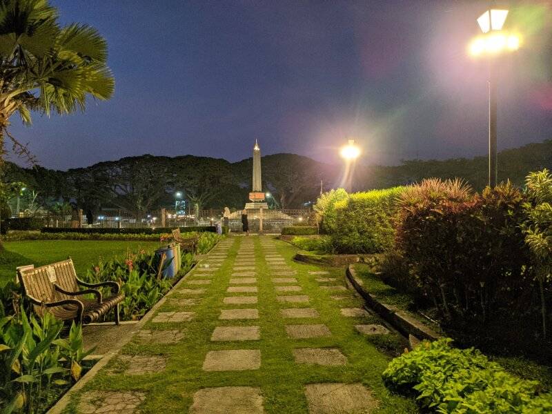 Suasana Malam Alun Alun Tugu Malang