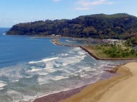 Pantai Teleng Ria dari Bukit