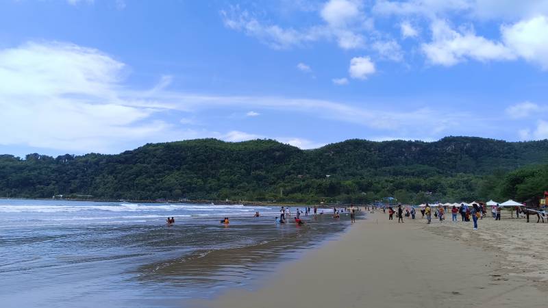 aktivitas di pantai teleng ria