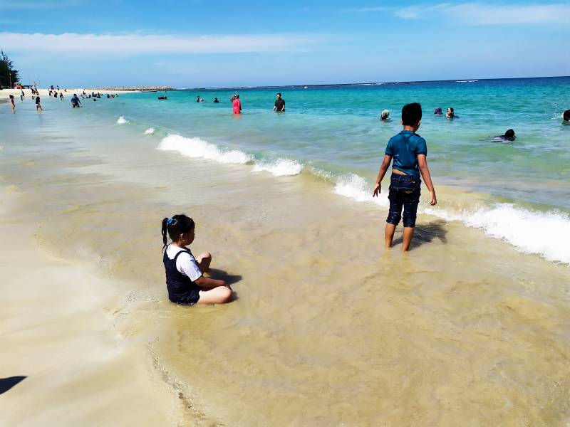 Bermain di Pantai Lampuuk