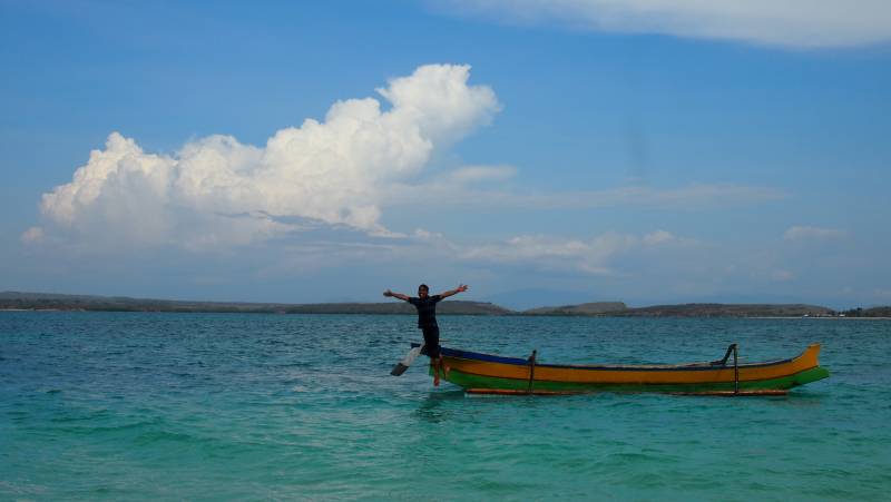 Naik Prahu di Pantai Cemara Lombok