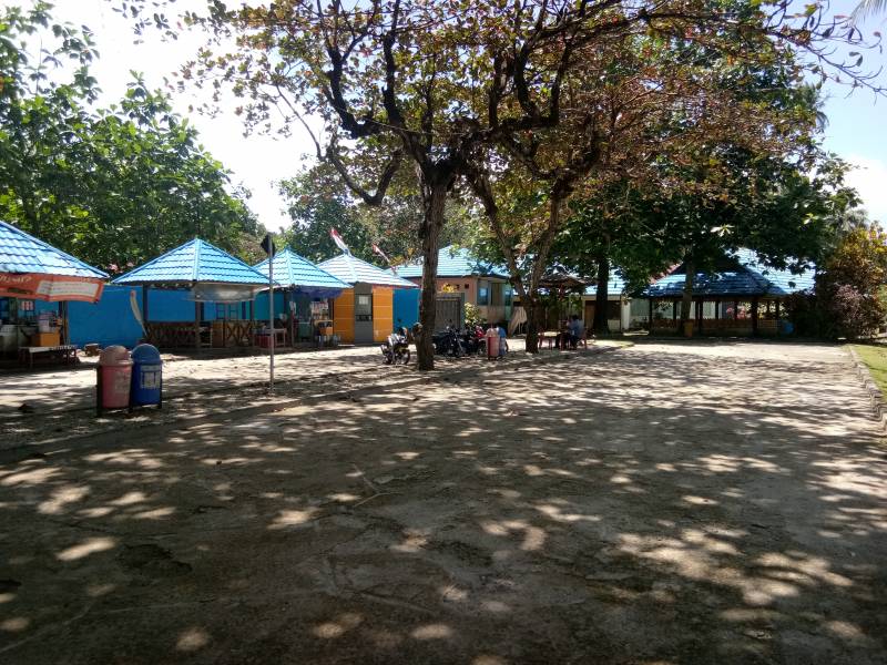 Tempat Berteduh Pantai Namalatu Maluku