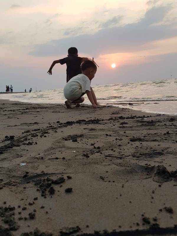 Aktivitas di Pantai Karangmalang