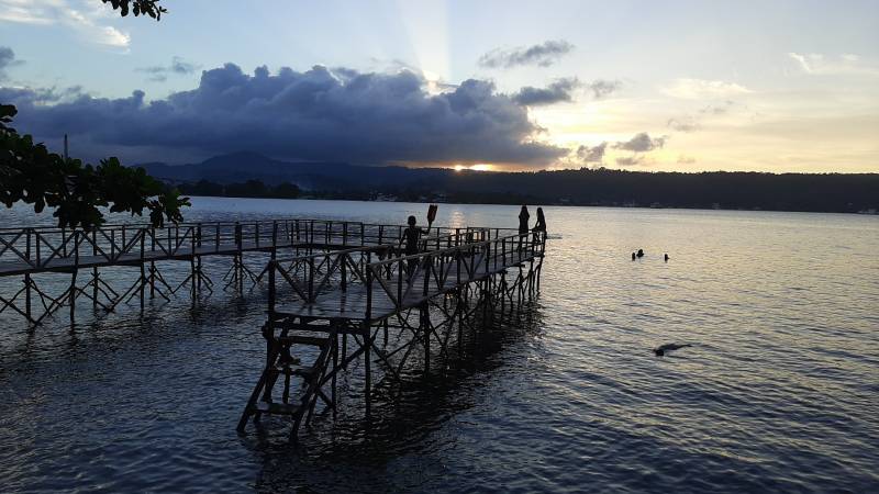 Dermaga kecil Pantai Halong