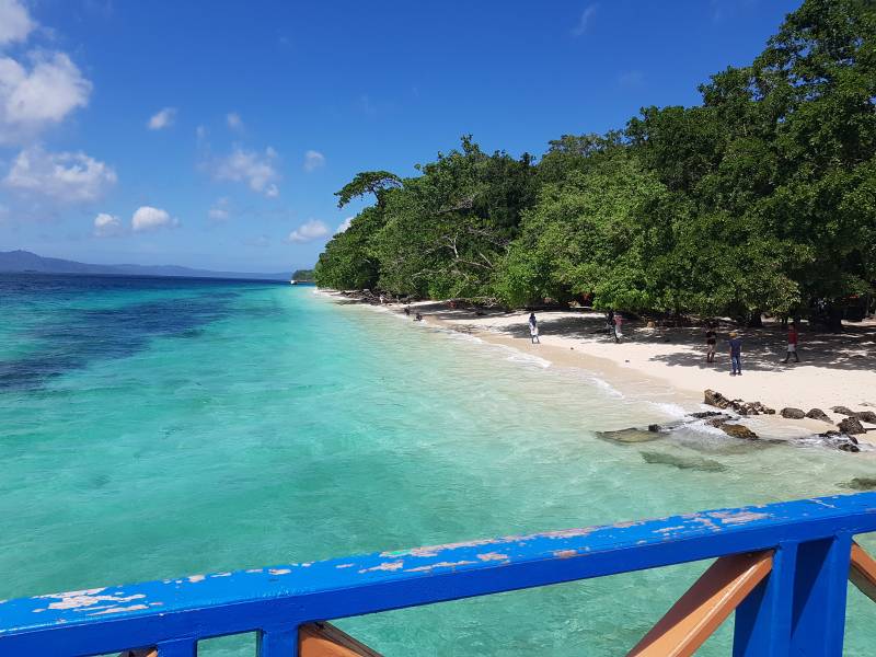 Keindahan Pantai Liang Maluku